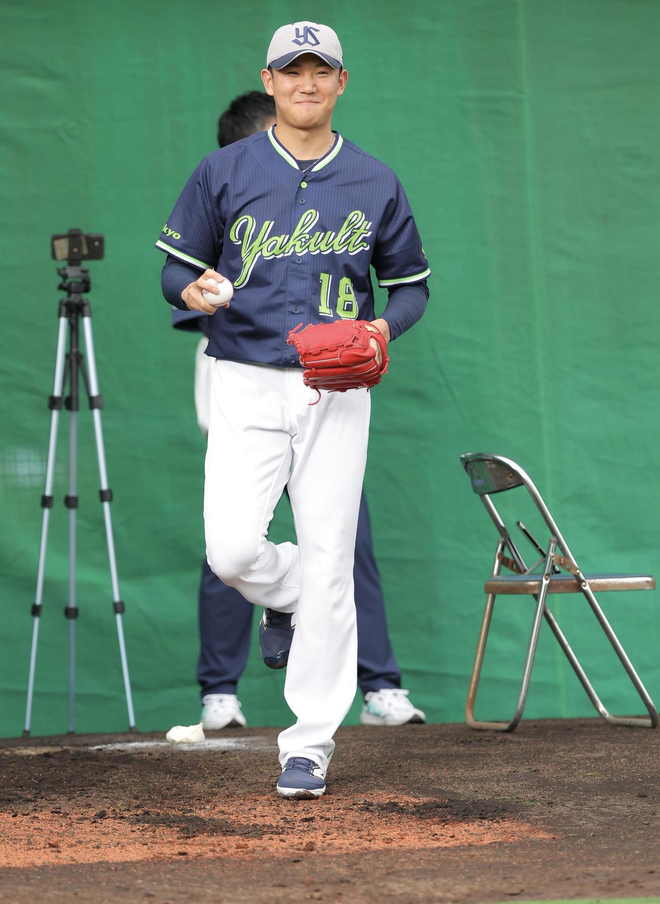ブルペンで笑みを浮かべるヤクルト奥川（撮影・河田真司）