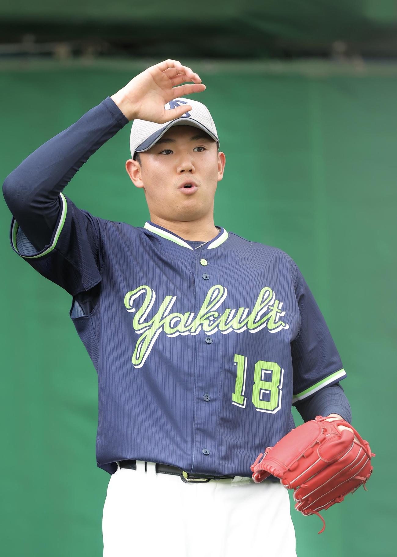 ブルペン投球するヤクルト奥川（撮影・河田真司）