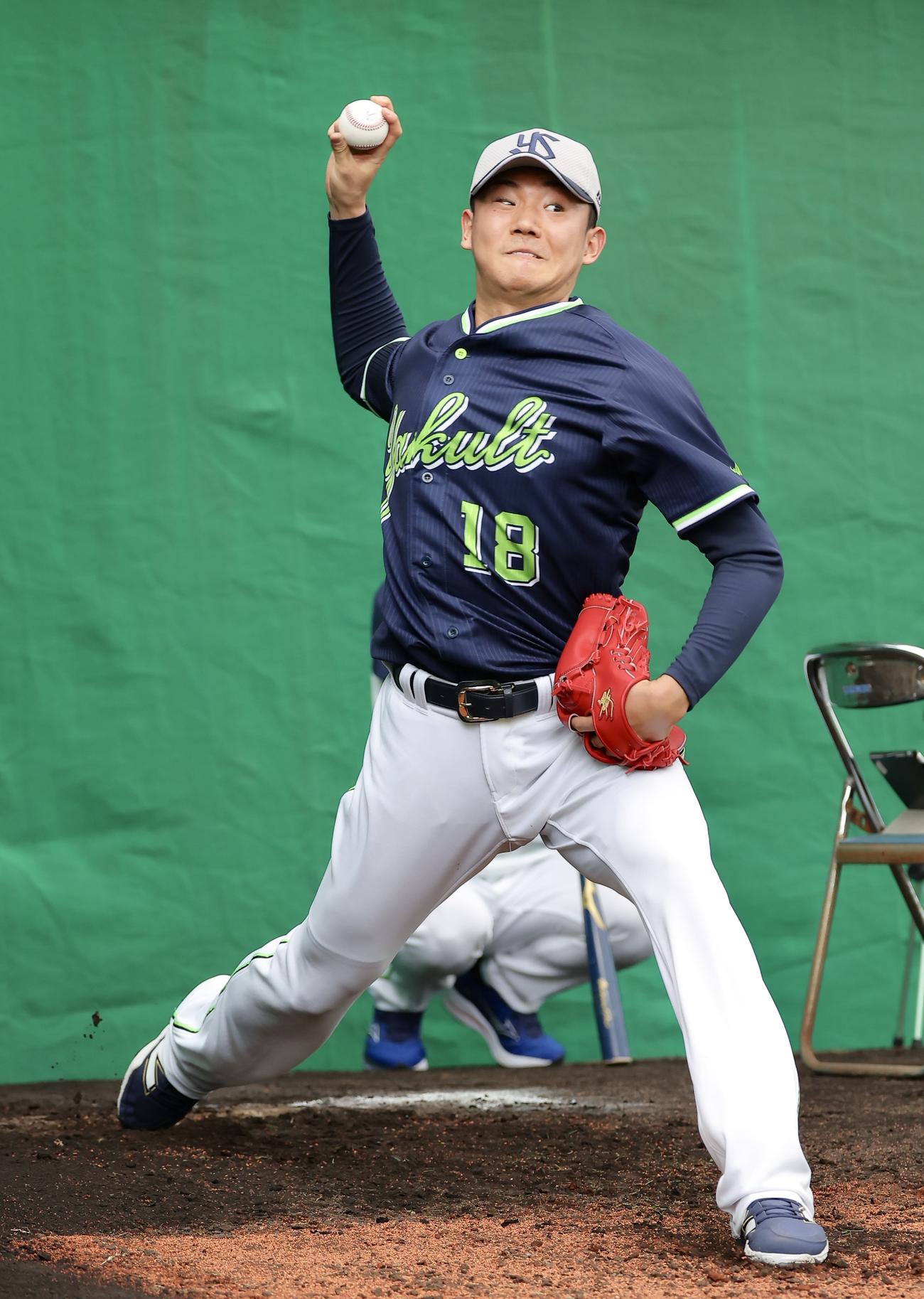 ブルペン投球するヤクルト奥川（撮影・河田真司）