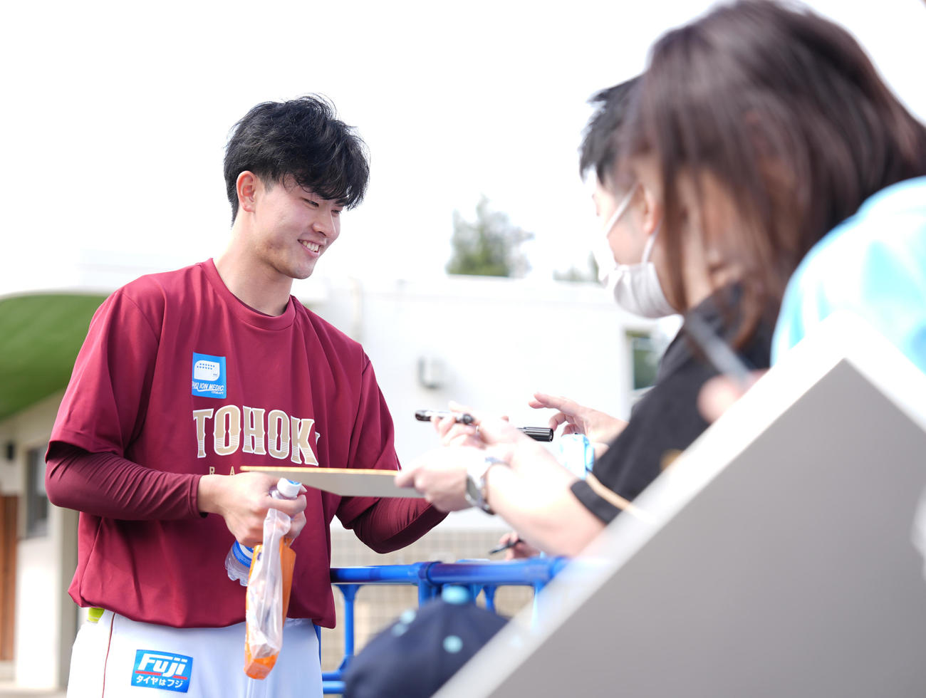 ファンにサインする楽天古謝（撮影・鈴木みどり）