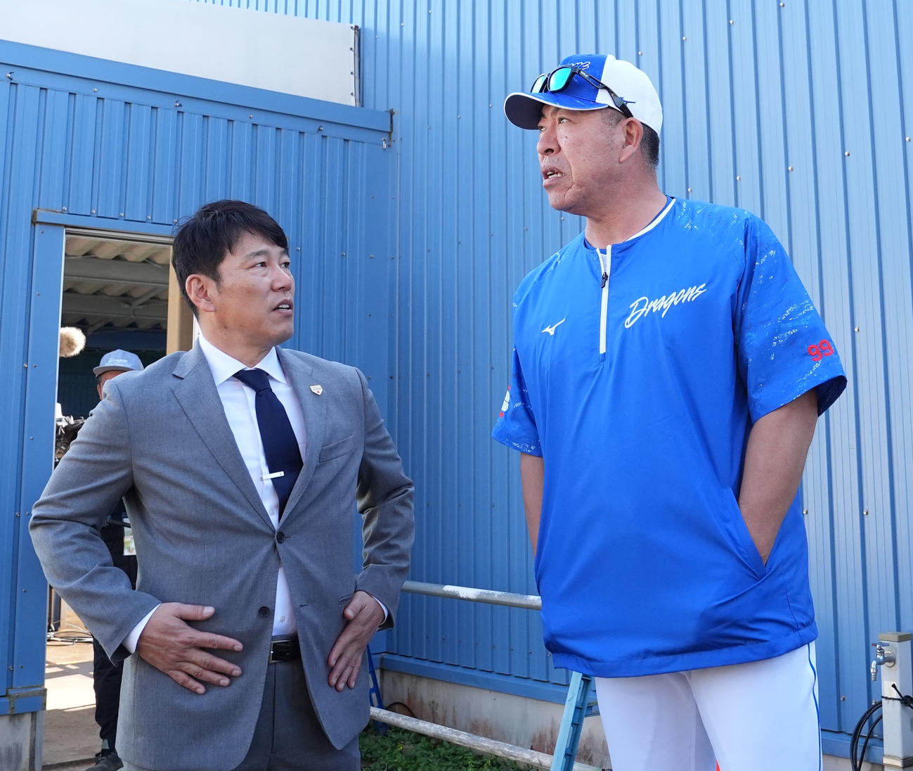 中日・井上監督と言葉を交わす侍ジャパン・井端監督（左）（撮影・森本幸一）