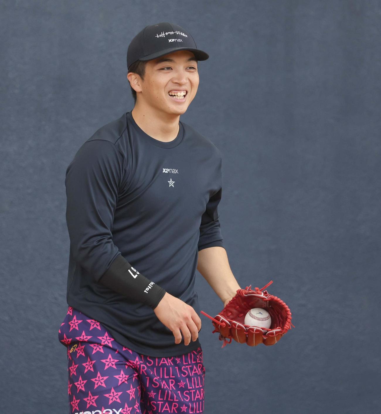 ブルペンで笑顔の日本ハム山本拓（1月30日撮影）
