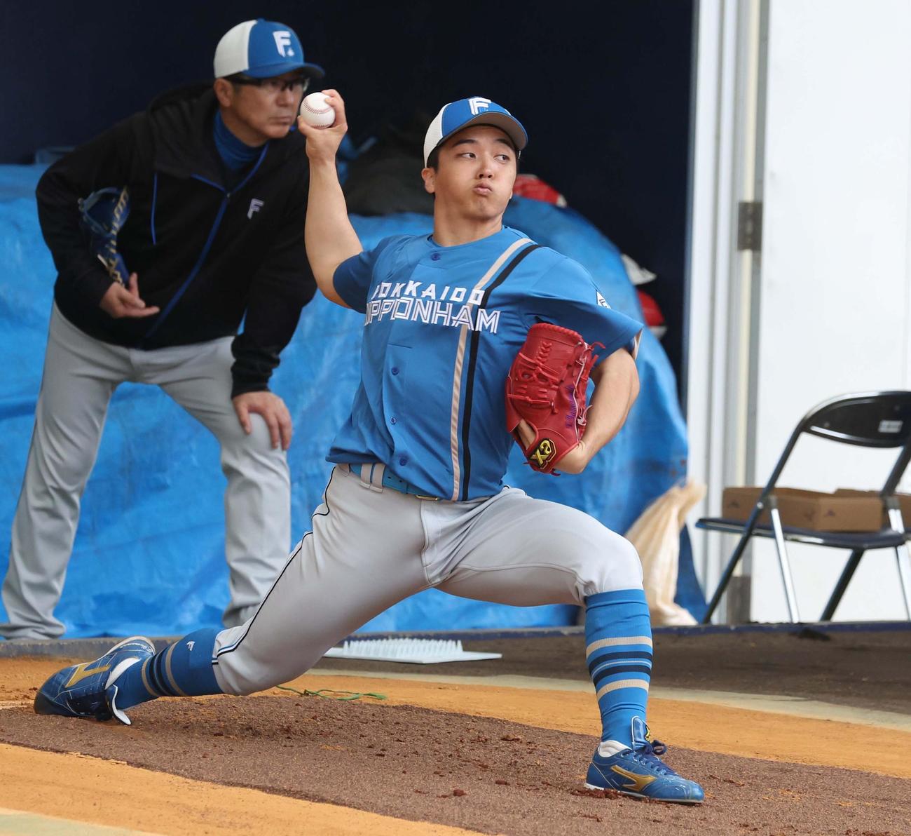 ブルペンで投球する日本ハム山本拓（撮影・黒川智章）