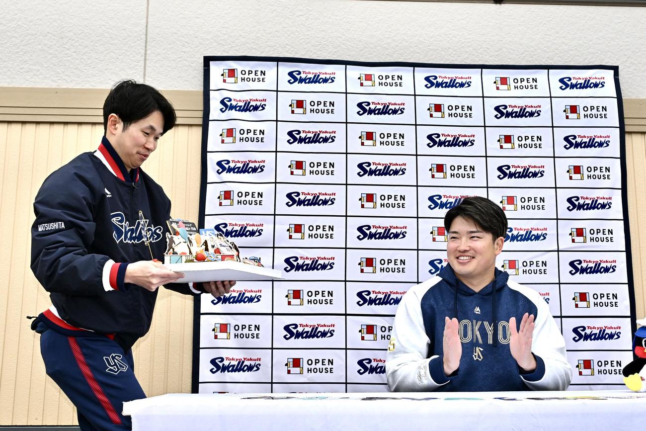 バースデーケーキが届き、自ら手拍子して祝福するヤクルト村上（撮影・滝沢徹郎）