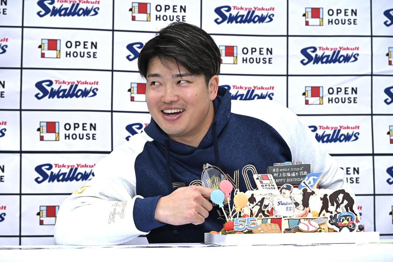 バースデーケーキを指さすヤクルト村上（撮影・滝沢徹郎）