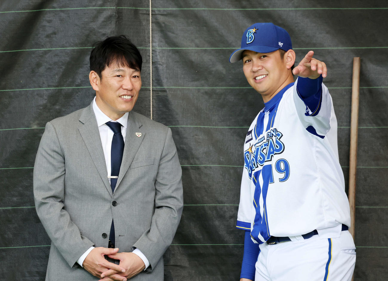 侍ジャパン井端監督（左）と話すDeNA山崎（撮影・鈴木正人）