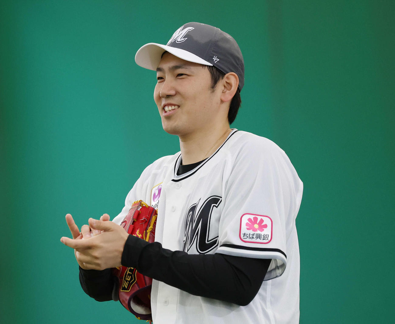 ブルペンで笑顔を見せるロッテ石川柊（撮影・宮地輝）