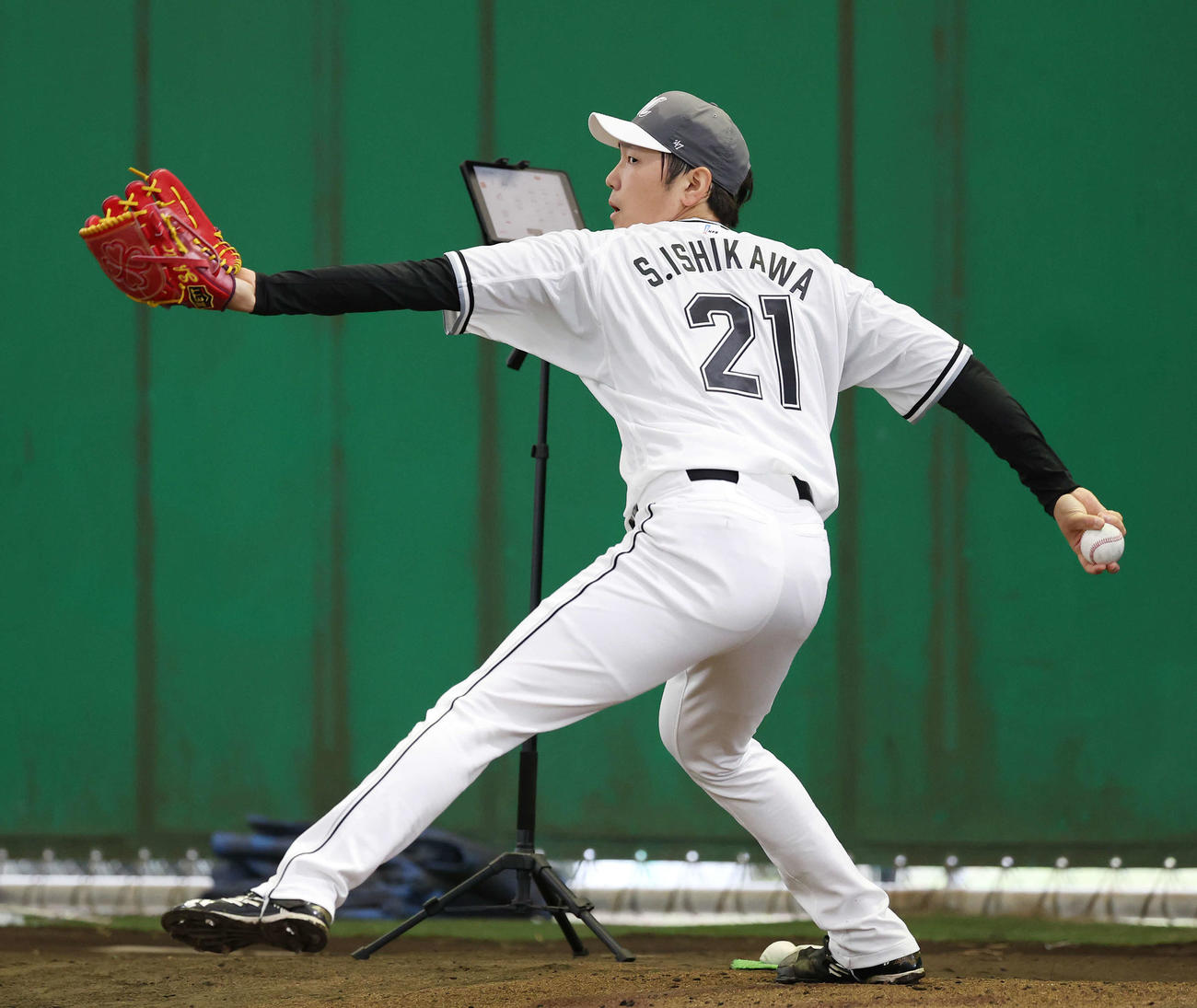 ブルペンで投球するロッテ石川柊（撮影・宮地輝）