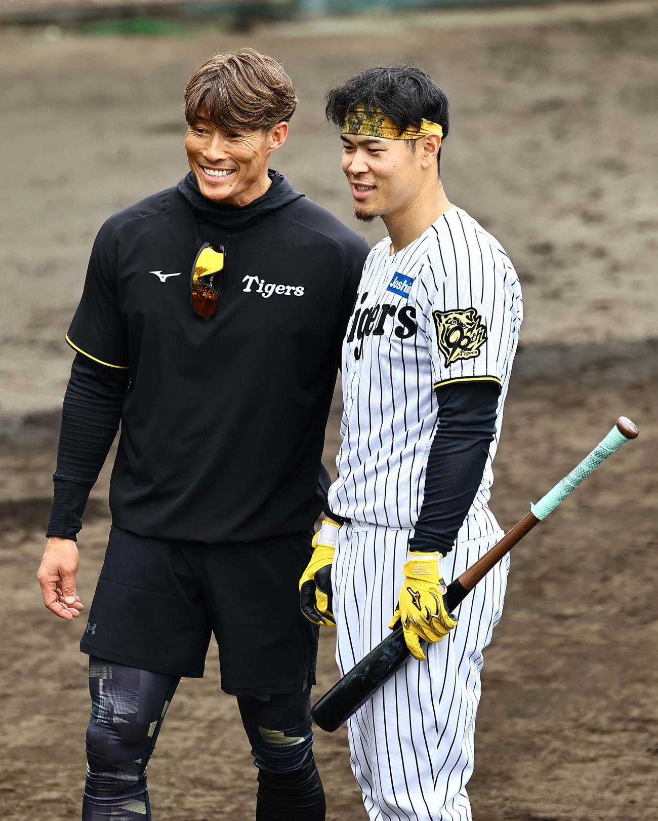 笑顔を見せる臨時コーチの糸井SA（左）と佐藤輝（撮影・上田博志）