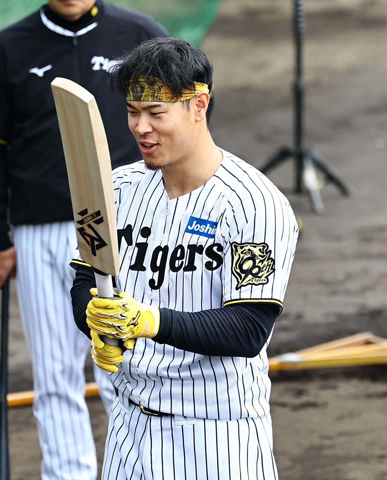 クリケットバットを手に笑顔を見せる佐藤輝（撮影・上田博志）
