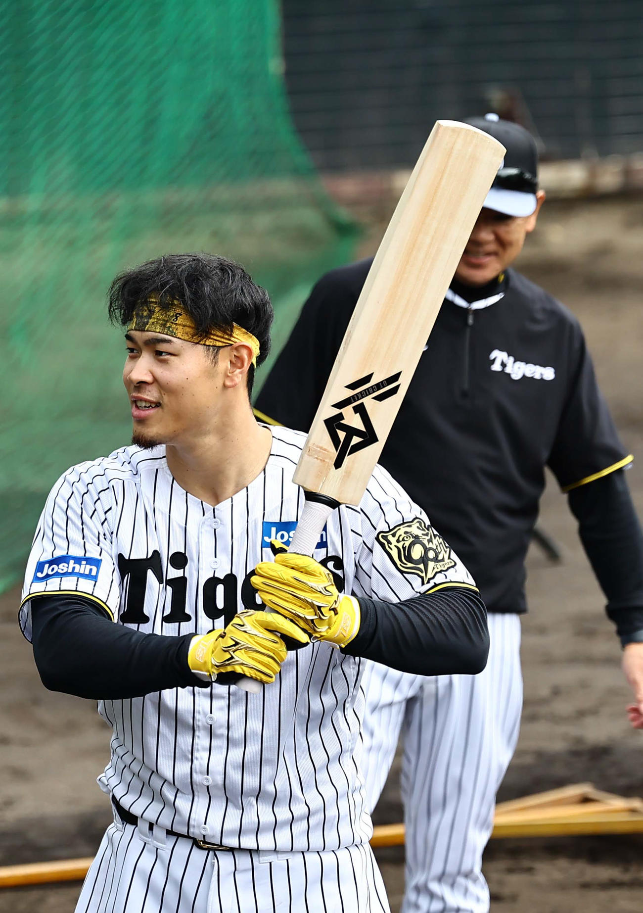 クリケットバットを手に笑顔を見せる佐藤輝（撮影・上田博志）