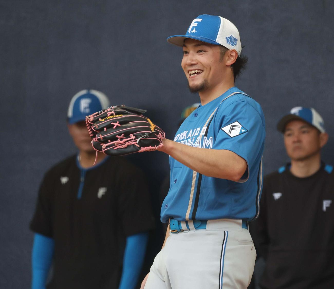 ブルペンで笑顔の日本ハム伊藤（撮影・黒川智章）