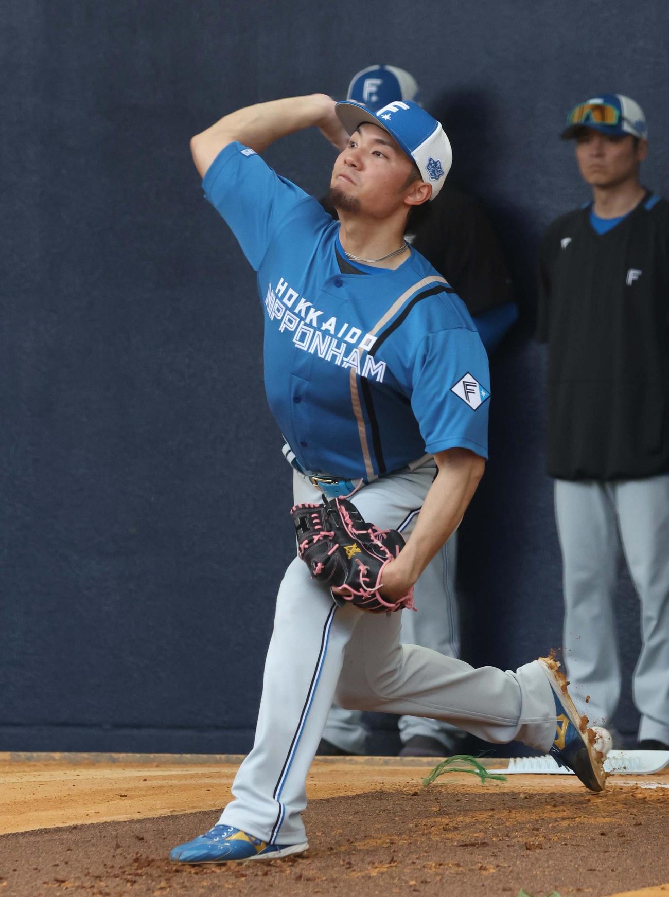 ブルペンで投球する日本ハム伊藤（撮影・黒川智章）