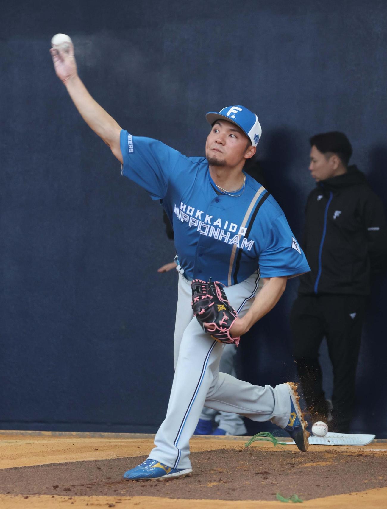 ブルペンで投球する日本ハム伊藤（撮影・黒川智章）