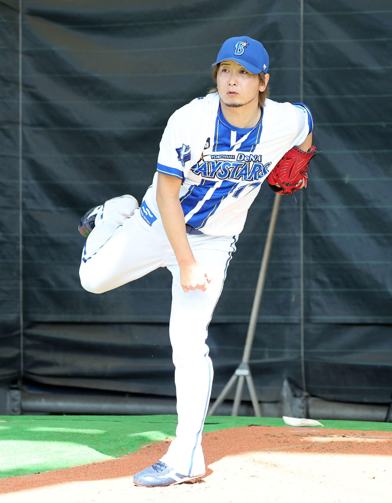 ブルペンで投球練習するDeNA三嶋（撮影・鈴木正人）