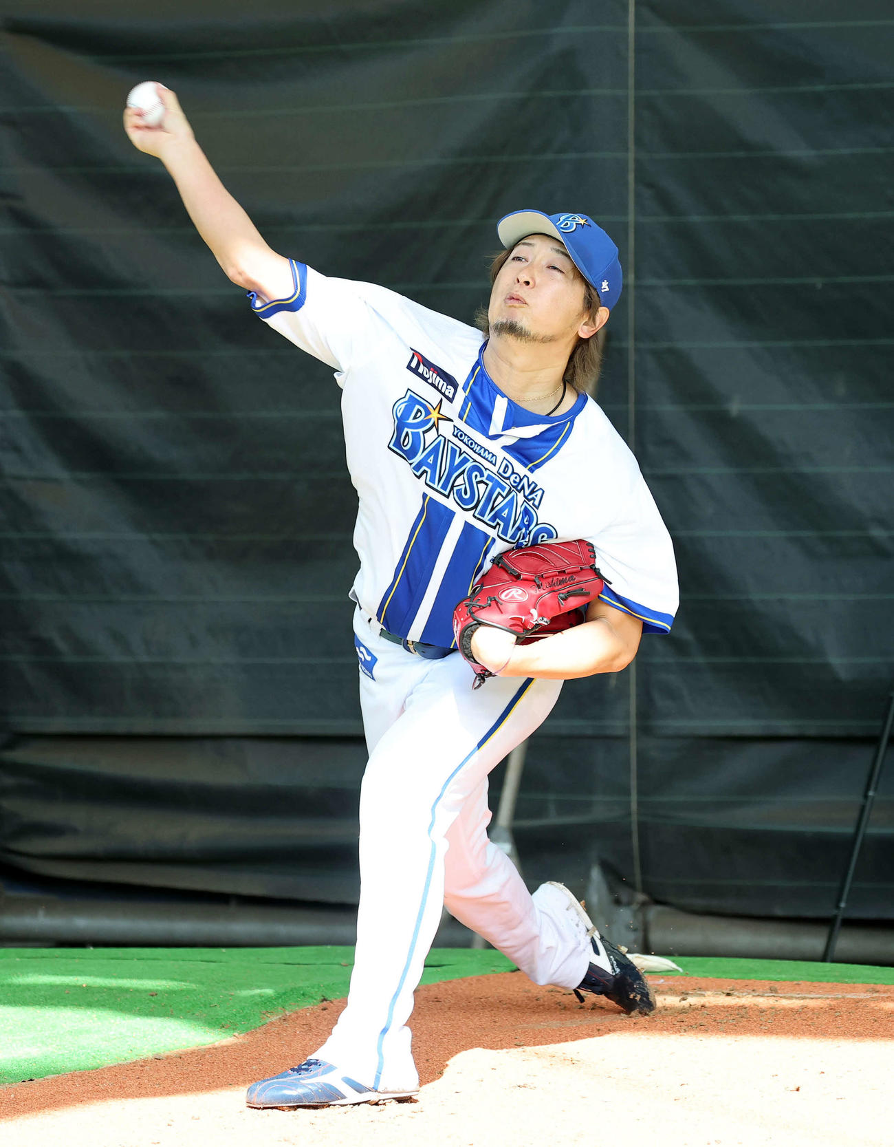 ブルペンで投球練習するDeNA三嶋（撮影・鈴木正人）