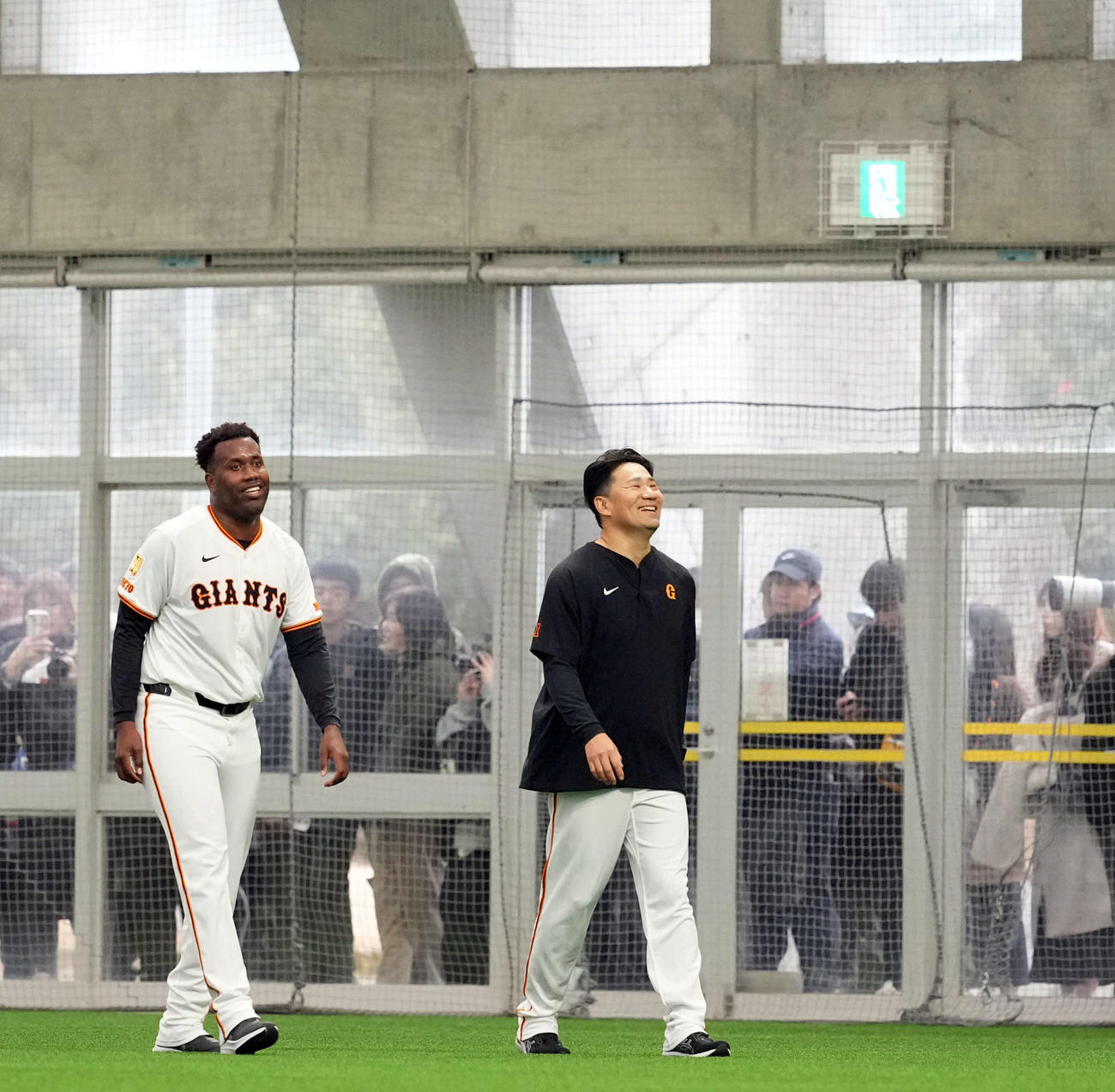 練習中、笑顔を見せる巨人田中将（撮影・たえ見朱実）