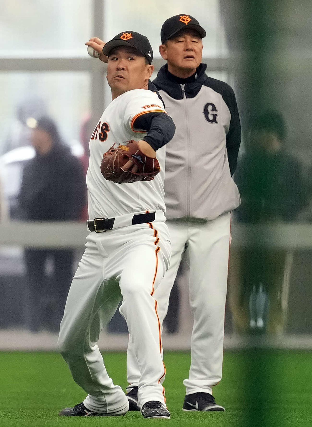キャッチボールをする巨人田中将。右は久保コーチ（撮影・たえ見朱実）