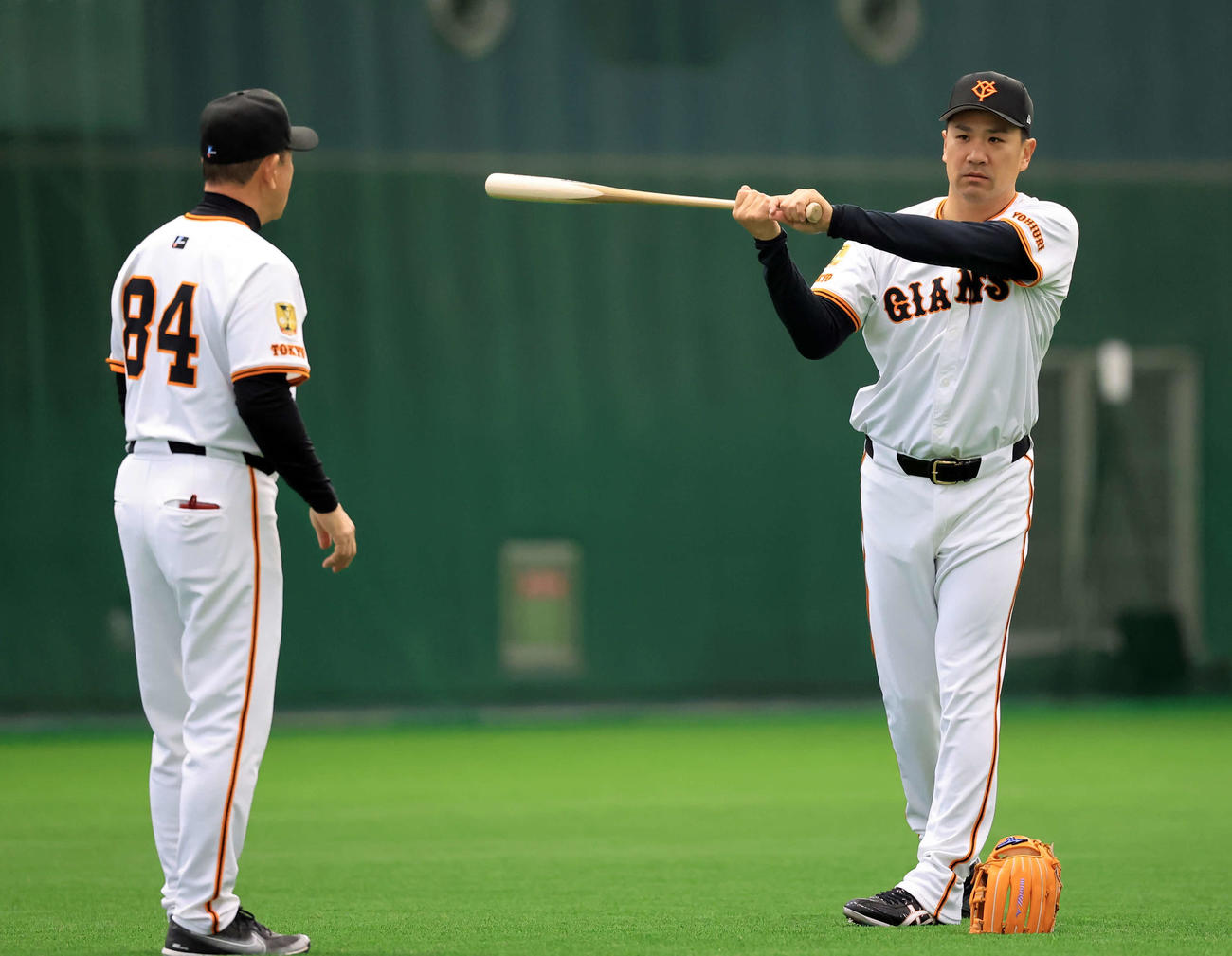 キャンプ2日目、巨人久保巡回投手コーチ（左）から打撃の？指導を受ける田中将（撮影・浅見桂子）