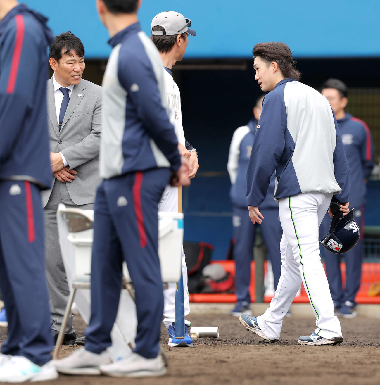 言葉を交わす、侍ジャパン井端監督（左）と長岡（撮影・河田真司）