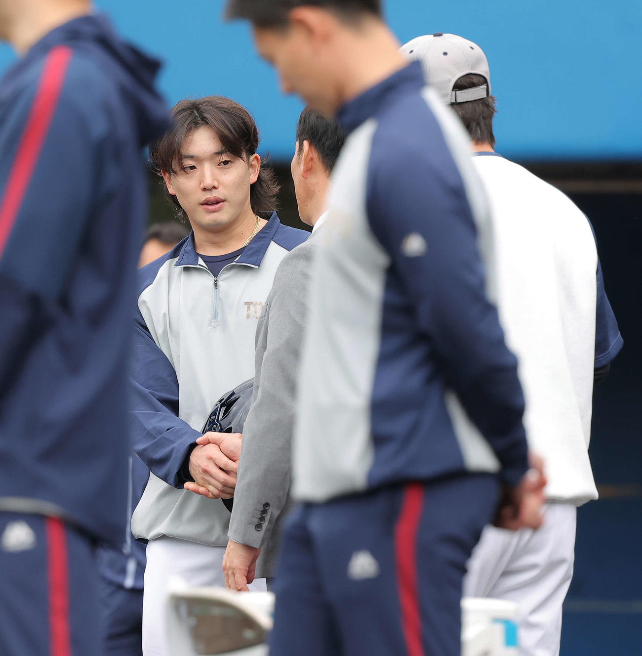 侍ジャパン井端監督（手前）と握手を交わす長岡（撮影・河田真司）