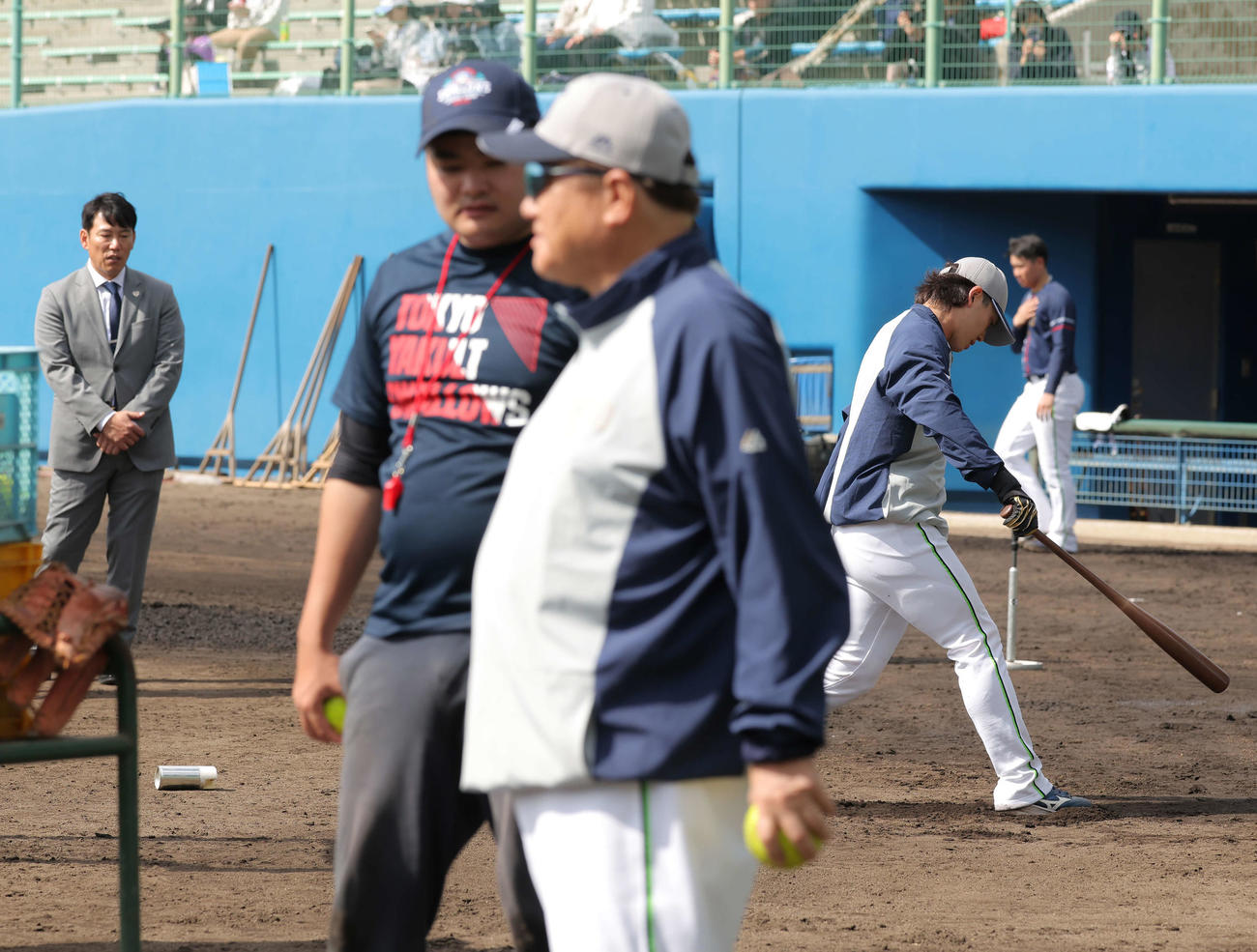 素振りする長岡（右）を見つめる侍ジャパン井端監督（撮影・河田真司）