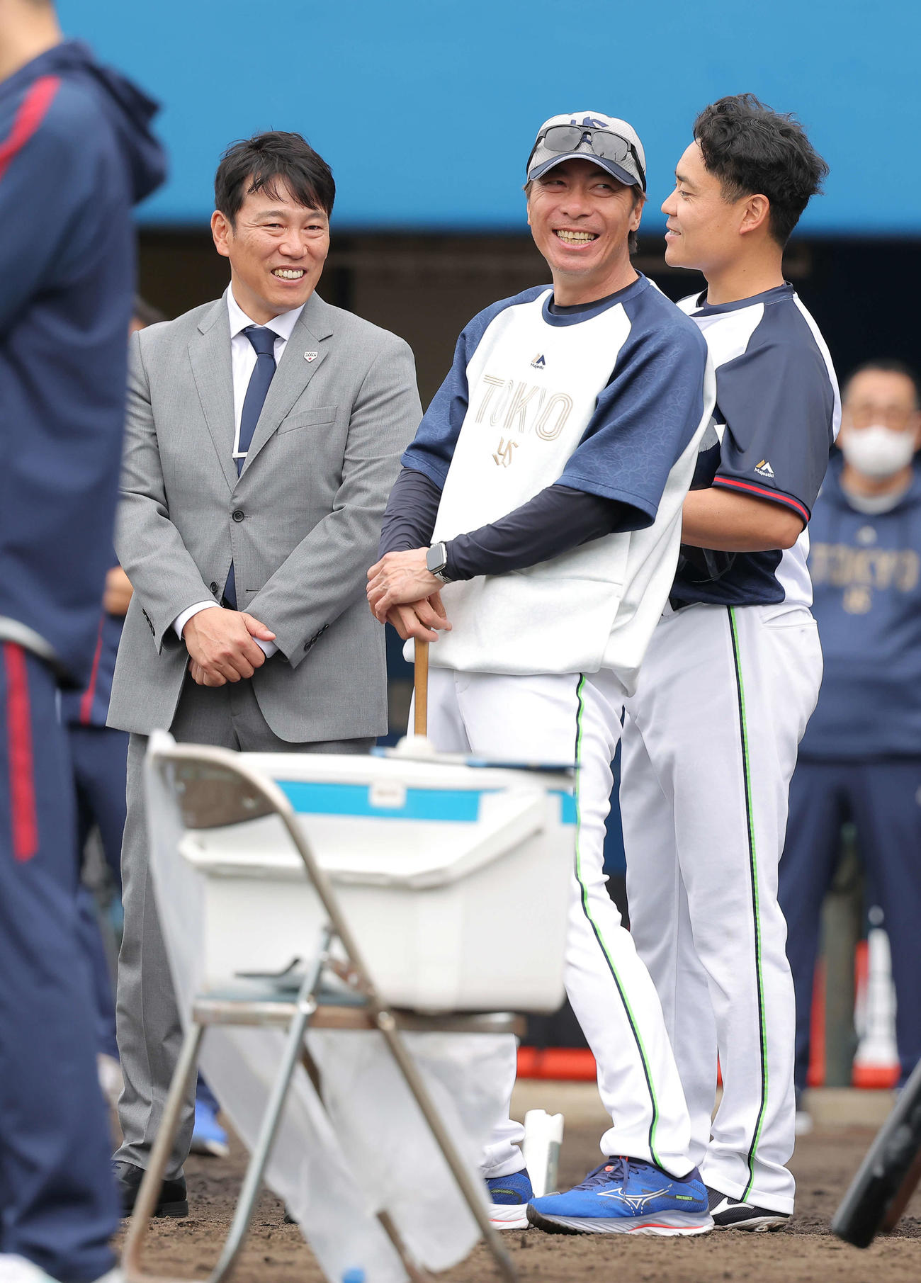 言葉を交わす、左から侍ジャパン井端監督、ヤクルト高津監督、中村悠（撮影・河田真司）