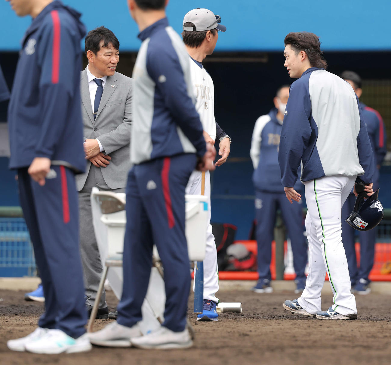 言葉を交わす、侍ジャパン井端監督（左）と長岡（撮影・河田真司）