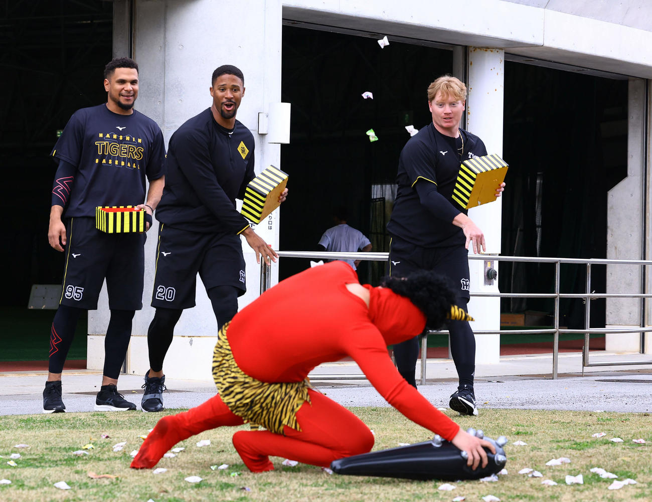 節分に合わせて、鬼を退治する左から阪神ヘルナンデス、デュプランティエ、ネルソン（撮影・藤尾明華）