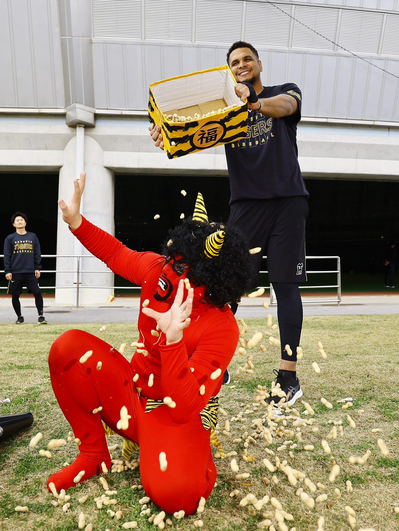 節分に合わせて、鬼を退治する左から阪神ヘルナンデス（撮影・藤尾明華）