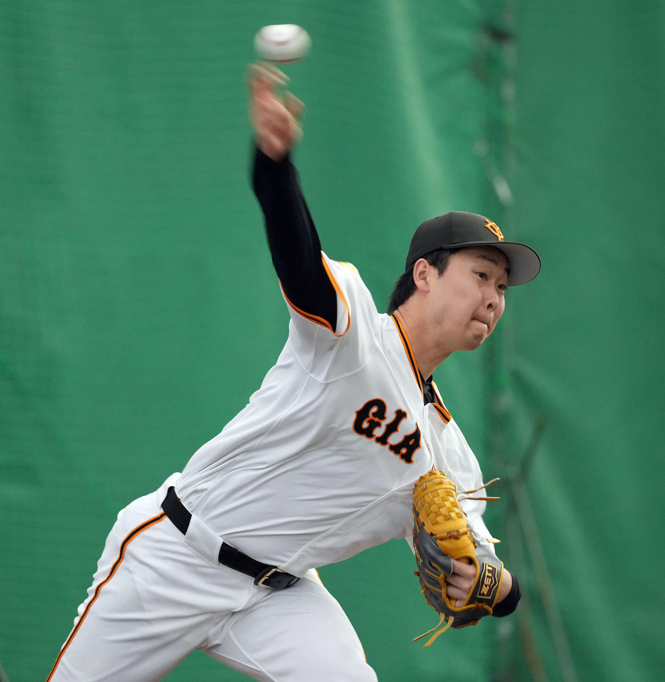 ブルペンで投球練習を行った巨人山崎（撮影・たえ見朱実）