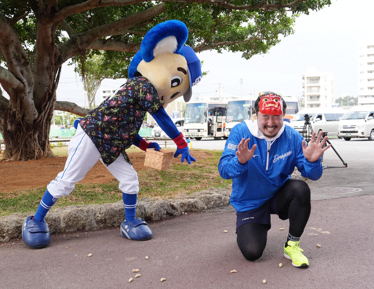 ドアラに豆を投げられる鬼役の藤嶋（右）（撮影・森本幸一）