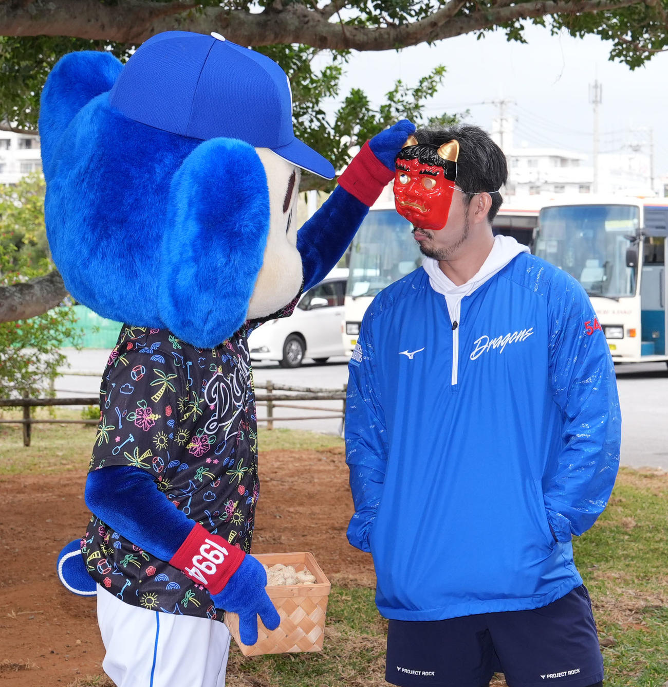 ドアラに鬼の面を付けられる藤嶋（右）（撮影・森本幸一）