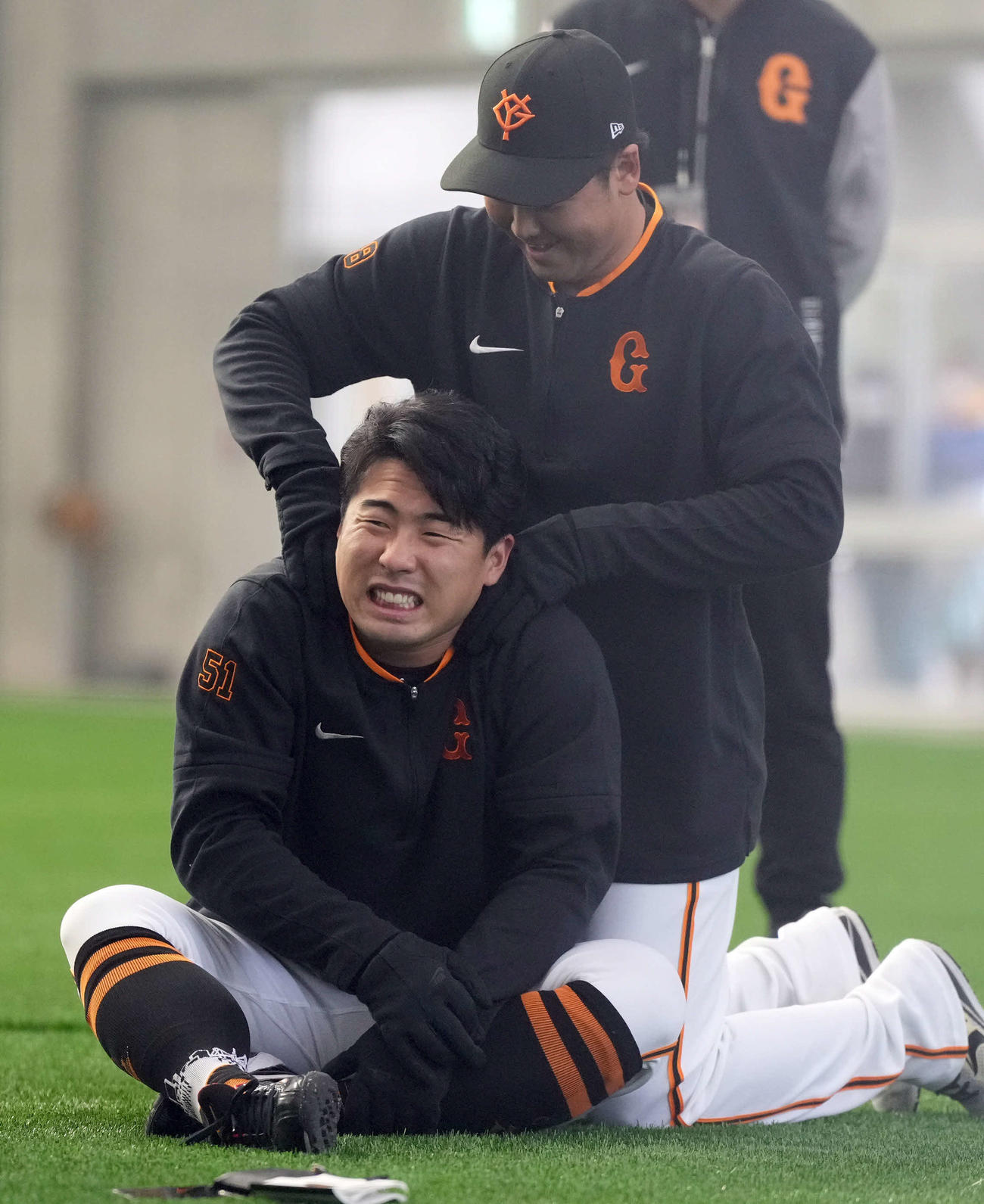 身体が硬い？　巨人浅野は船迫に肩を揉まれ痛そうな表情を見せる（撮影・たえ見朱実）