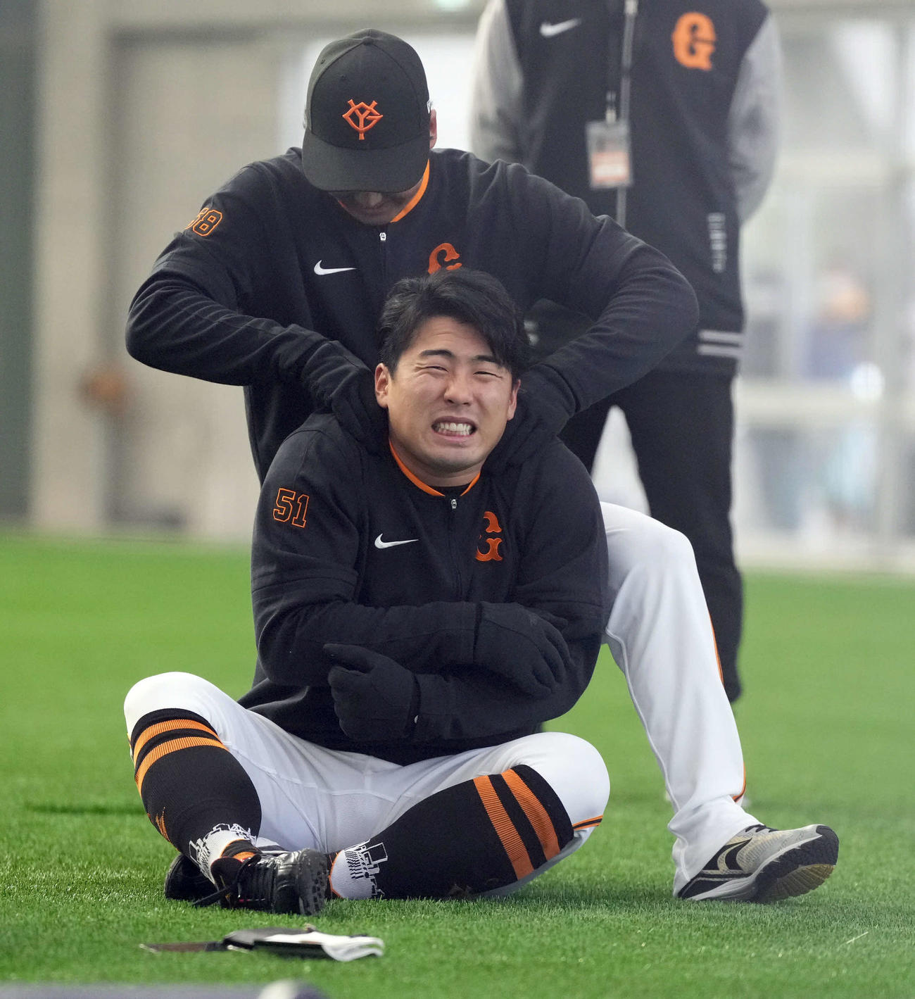 身体が硬い？　巨人浅野は船迫に肩を揉まれ痛そうな表情を見せる（撮影・たえ見朱実）