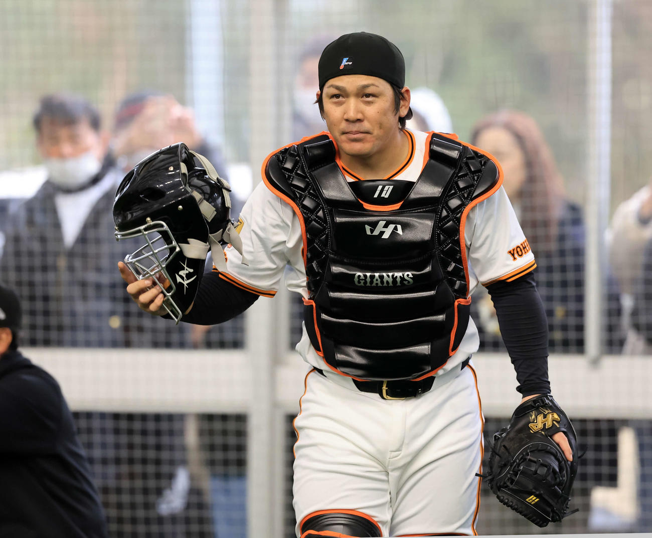 キャンプ2日目、取材中の評論家にあいさつする巨人甲斐（撮影・浅見桂子）