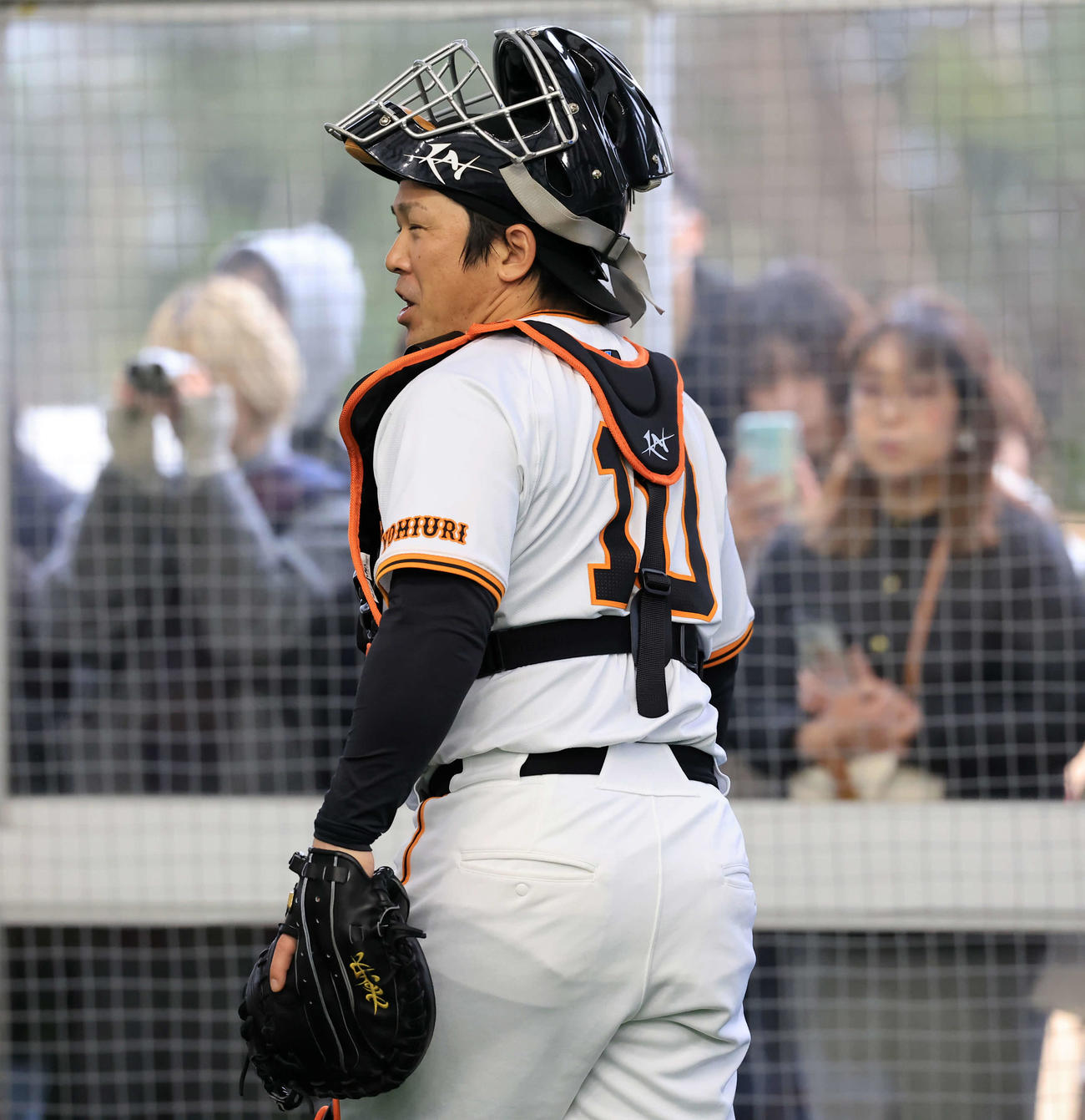 キャンプ2日目、背番号10を背負い練習する巨人甲斐（撮影・浅見桂子）