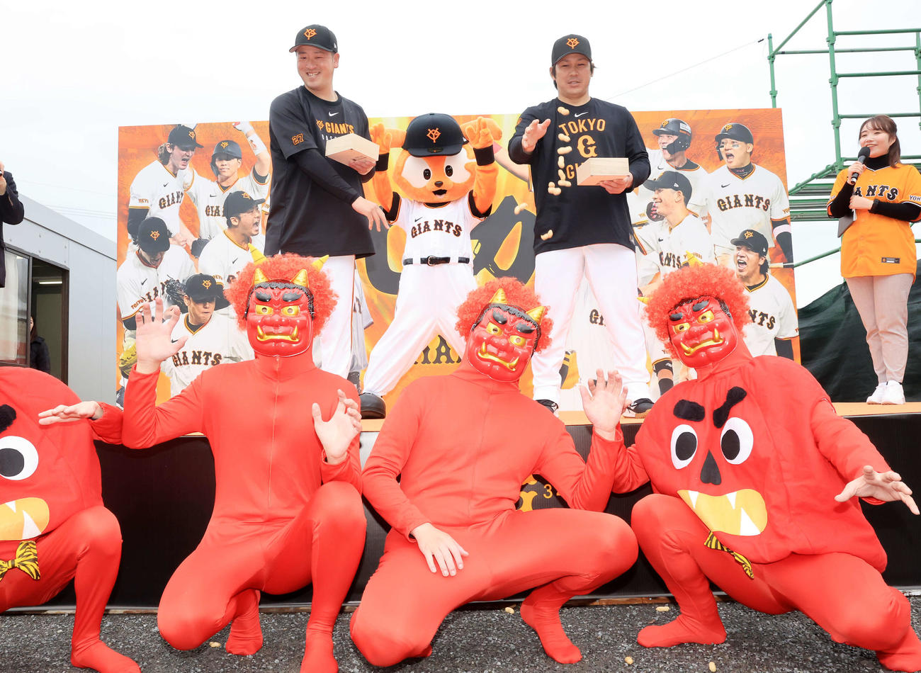 キャンプ2日目、節分の日で豆まきする巨人岸田（左）と甲斐（撮影・浅見桂子）