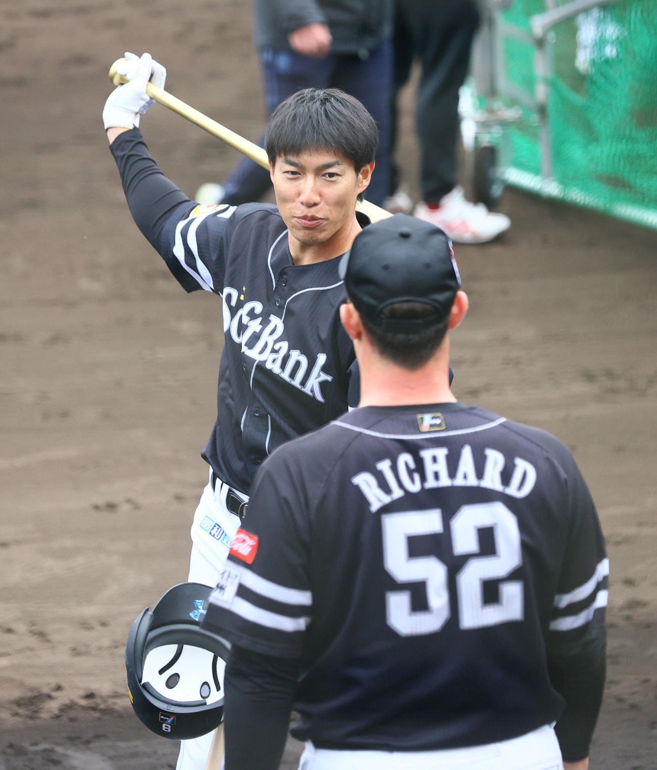 打撃練習前、リチャードと話をする柳田（撮影・梅根麻紀）