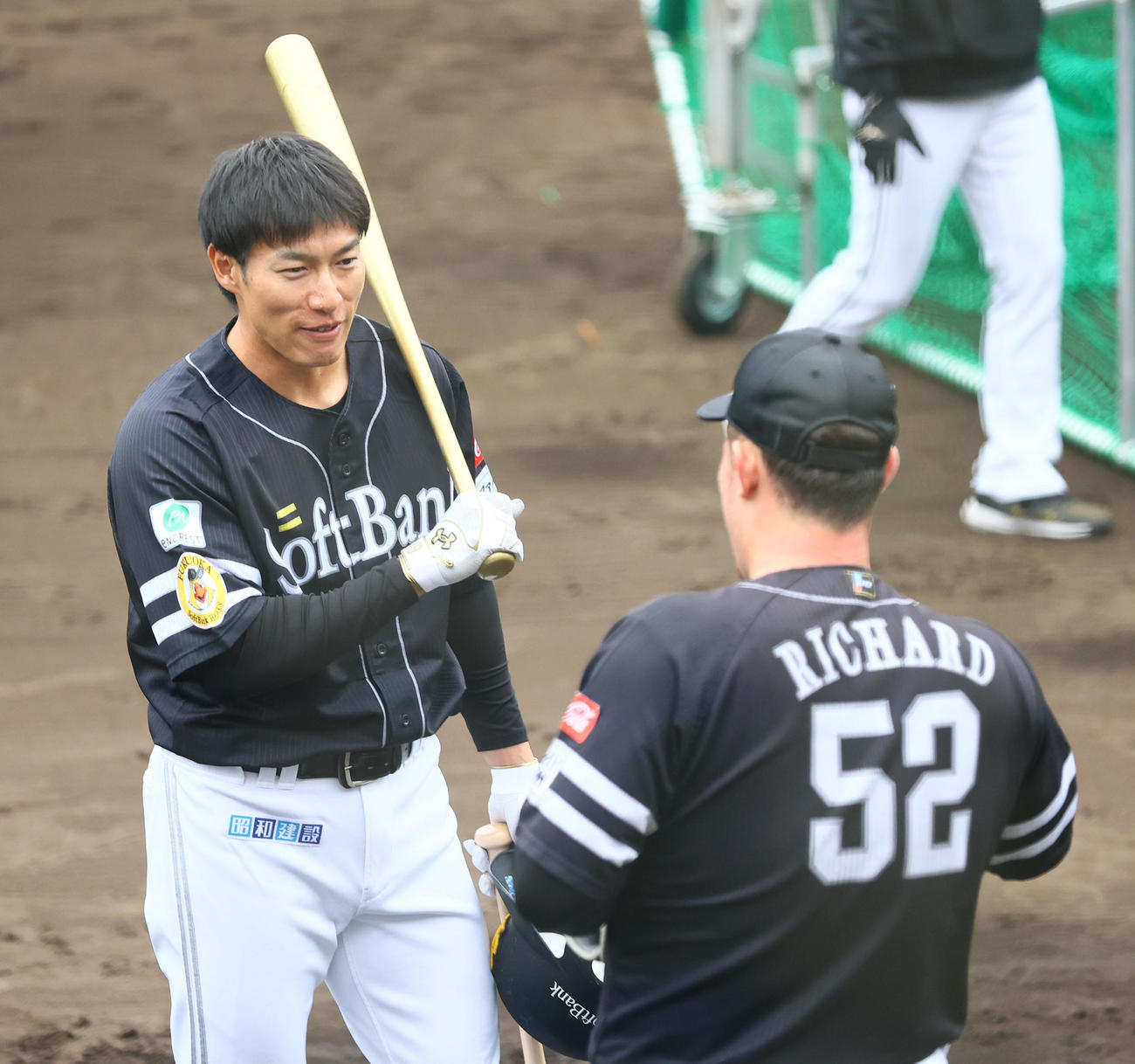 打撃練習前、リチャードと話をする柳田（撮影・梅根麻紀）