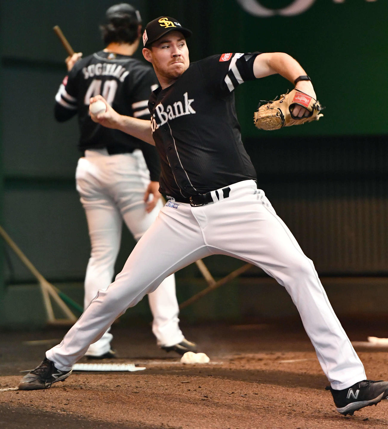 ブルペンで投げ込むソフトバンクのスチュワート（撮影・岩下翔太）