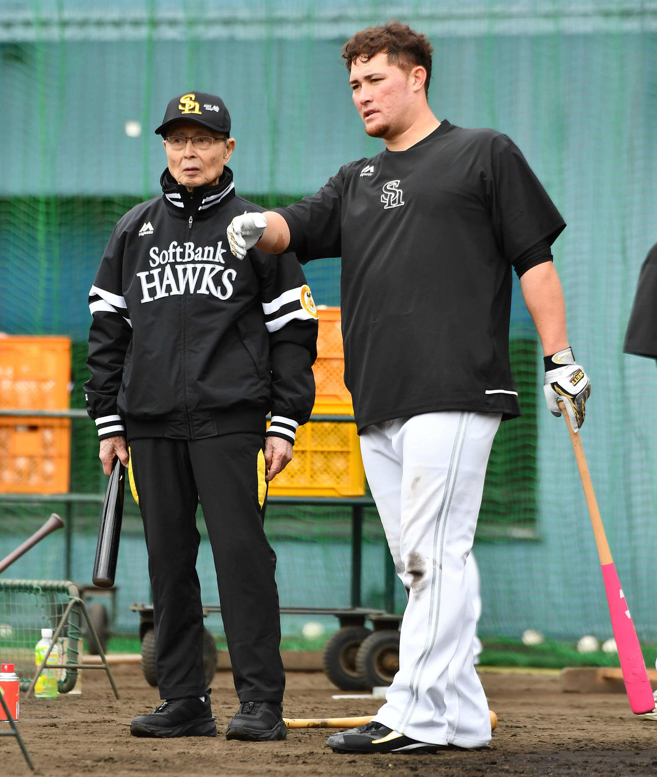 王球団会長（左）と話すソフトバンクのリチャード（撮影・岩下翔太）