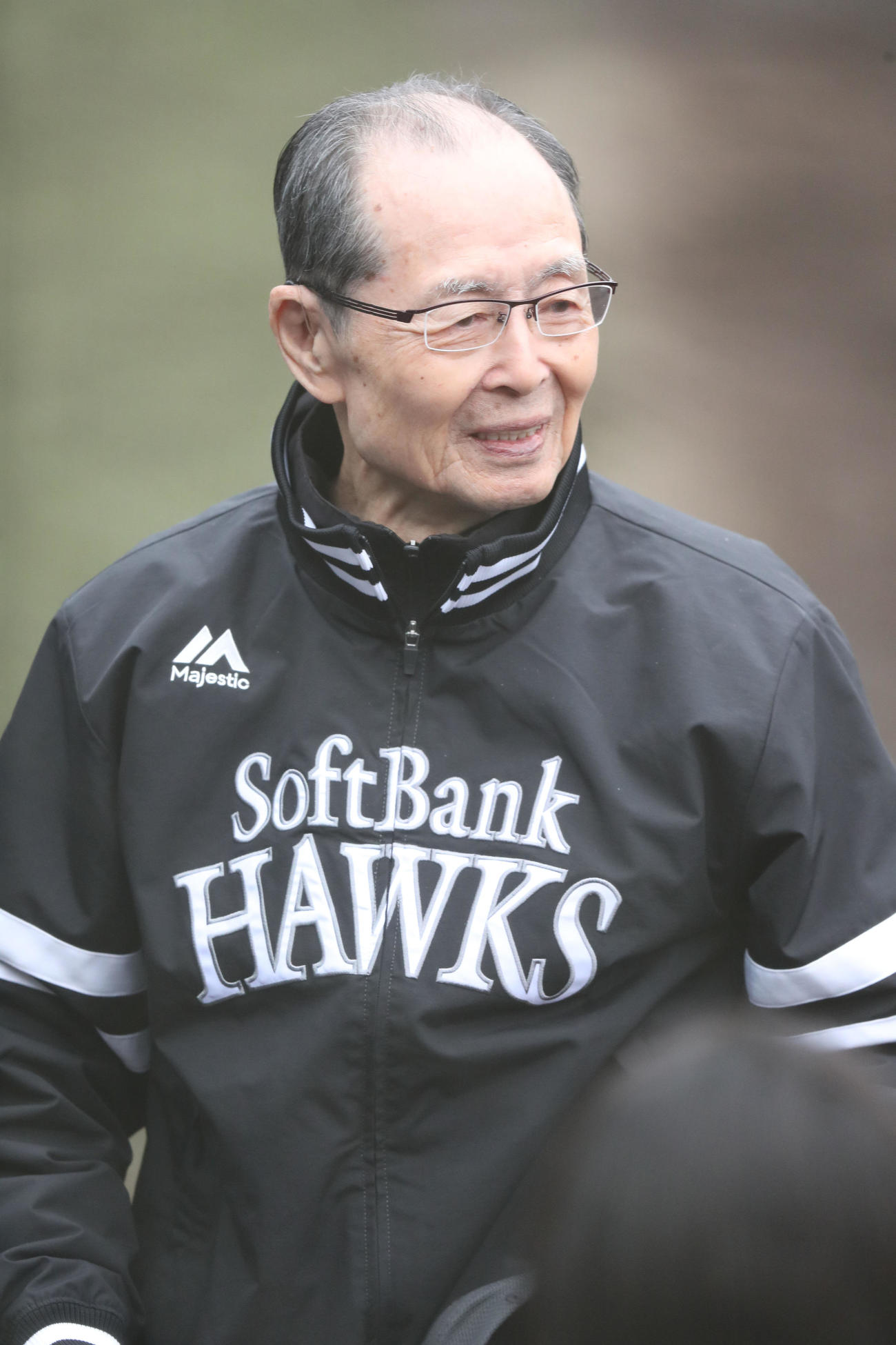 グラウンドで関係者と話をする王球団会長（撮影・梅根麻紀）