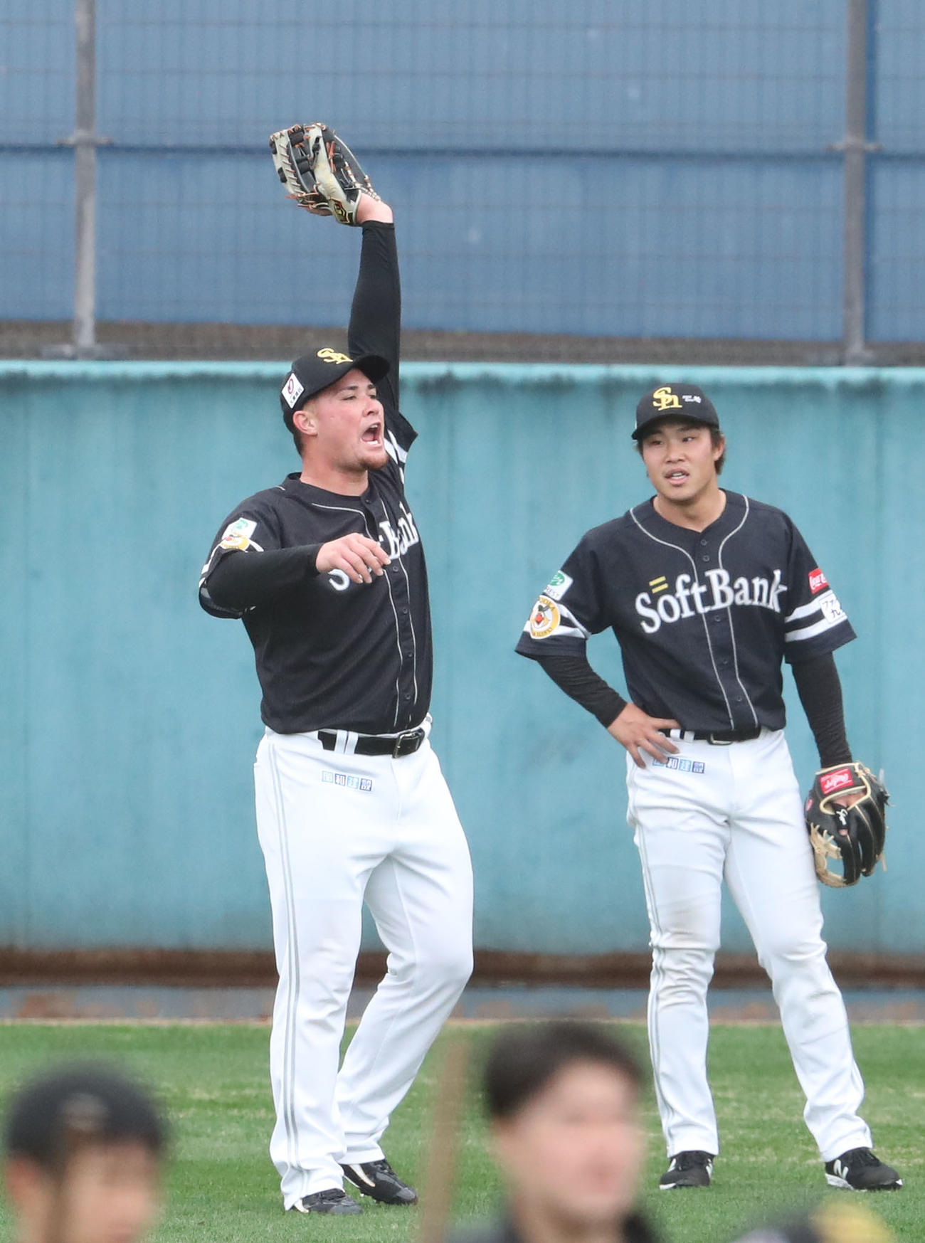 元気いっぱいノックを受けるリチャード、右は井上（撮影・梅根麻紀）