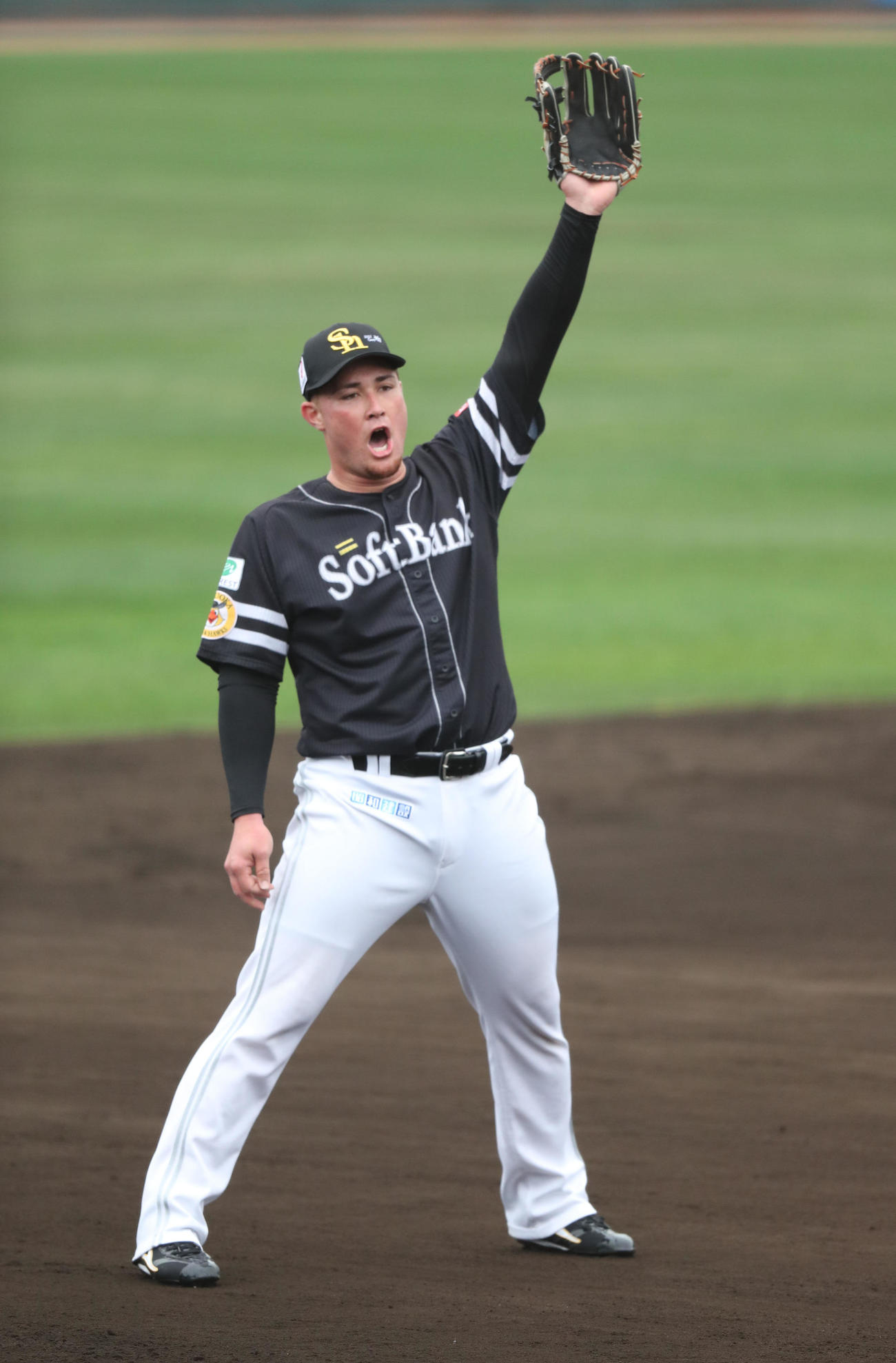 元気いっぱいノックを受けるリチャード、右は井上（撮影・梅根麻紀）