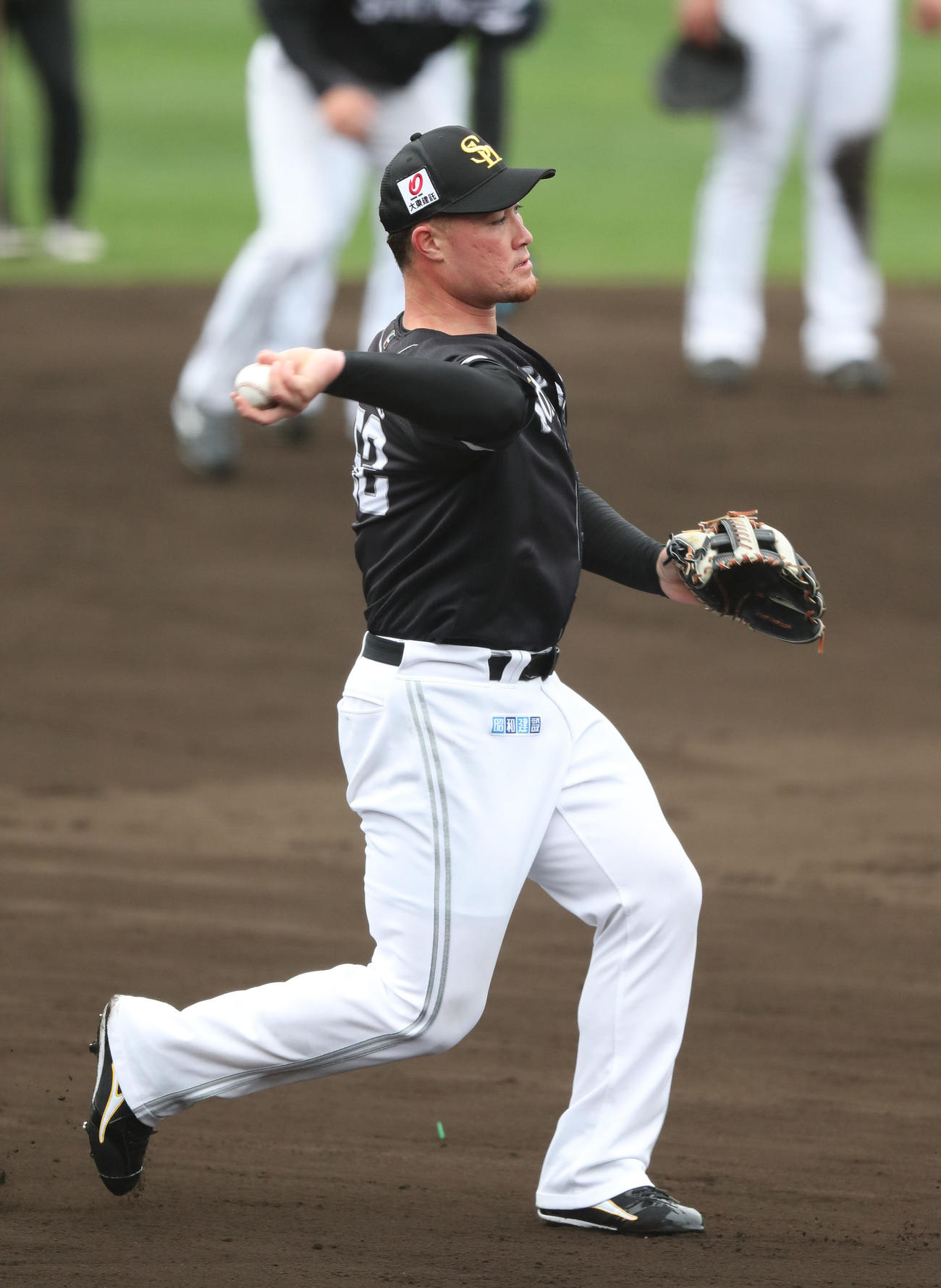 元気いっぱいノックを受けるリチャード、右は井上（撮影・梅根麻紀）