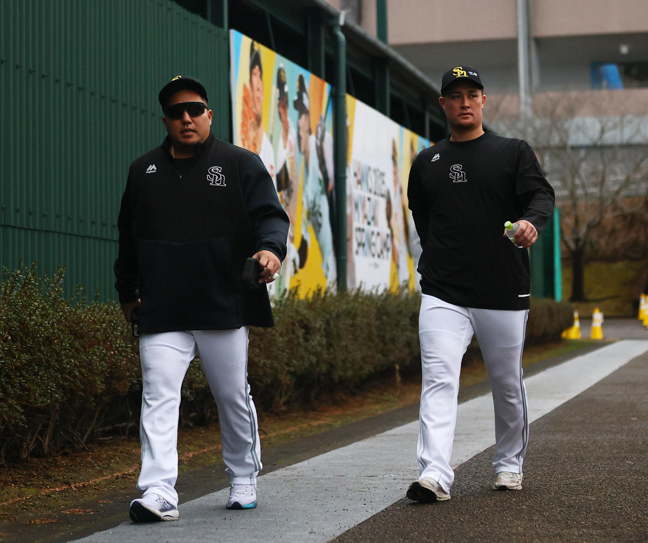 集合前に室内練習場に向かう山川（左）とリチャード（撮影・梅根麻紀）