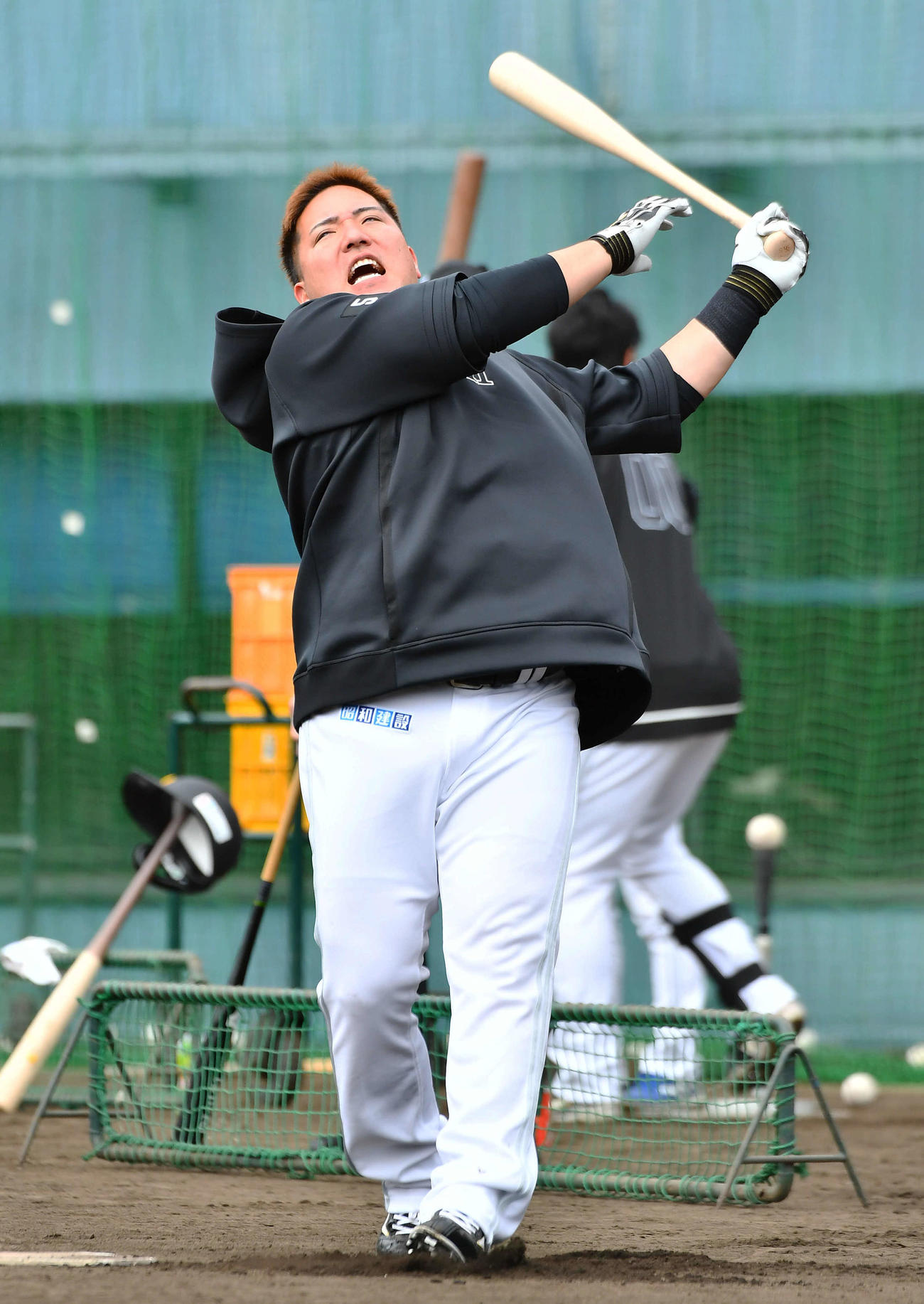 ロングティーを行うソフトバンク山川（撮影・岩下翔太）