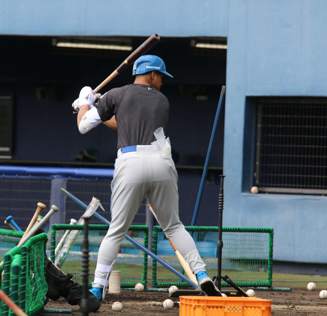 左打ちでティー打撃を行う日本ハム万波（撮影・木下大輔）