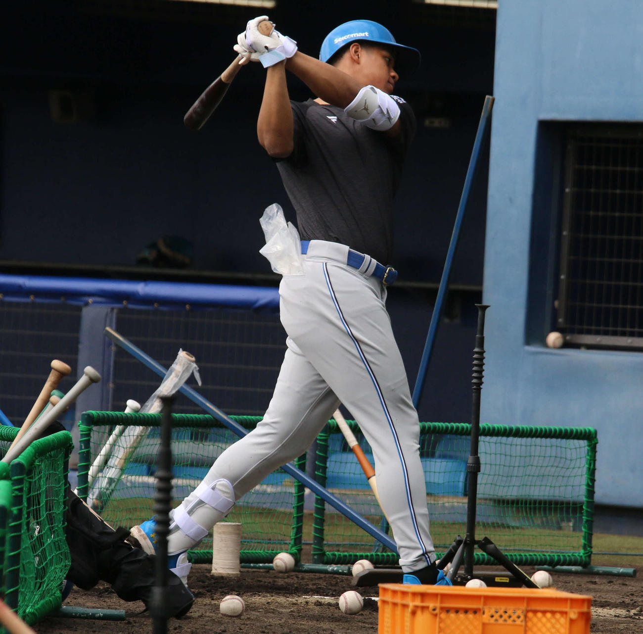 左打ちでティー打撃を行う日本ハム万波（撮影・木下大輔）